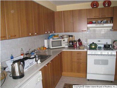 210 Essex Dr, Staten Island, NY 10314 - photo 2