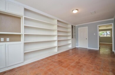 2126 Saxon Dr, Houston, TX 77018 - photo 5