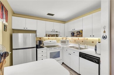 35 Pine Arbor Ln unit 202, Vero Beach, FL 32962 - photo 2