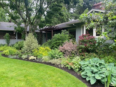 2160 Crest Dr, Lake Oswego, OR 97034 - photo 2