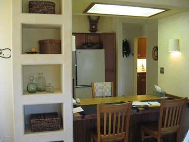 Kitchen w/built-in breakfast table