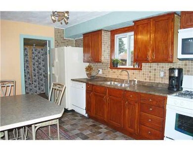Kitchen. Nice roomy kitchen-table for 6 fits!  Lar