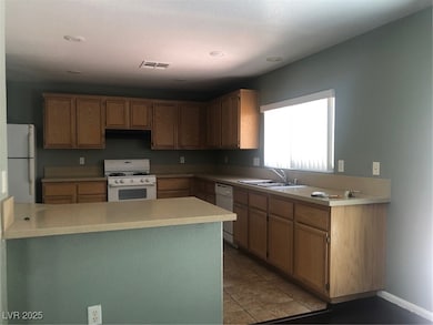 Kitchen with range, dishwashing machine, extractor