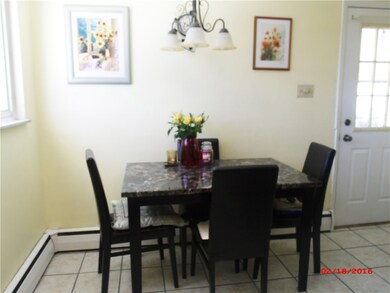 Eat in kitchen with man door leading to covered si