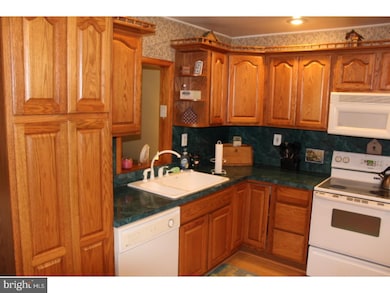 201 Cobalt Ridge Dr S, Levittown, PA 19057 - photo 3