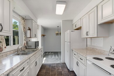 8 Timber Ln unit 33, South Burlington, VT 05403 - photo 4