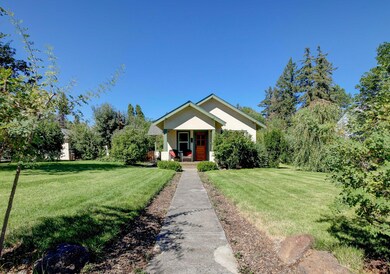 349 SW 12th St, Redmond, OR 97756 - photo 2