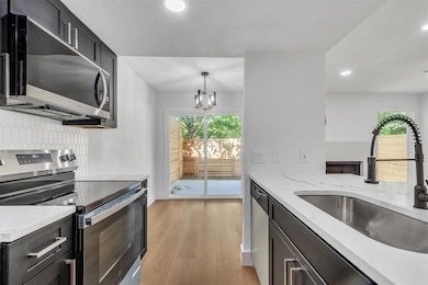 Kitchen with appliances with stainless steel fini