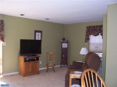 512 Bassett Ln, Norristown, PA 19403 - photo 6