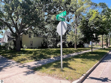 302 W Tenth St, Traverse City, MI 49684 - photo 3