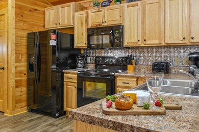 943 Mcmakin Way, Pigeon Forge, TN 37863 - photo 2