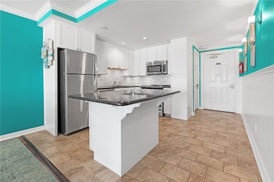 Updated Kitchen - Granite Counters, Stainless Appl