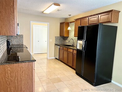 Beautiful tile flooring, stainless built-in applia