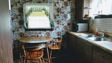 Appliances staying in the eat-in kitchen include a
