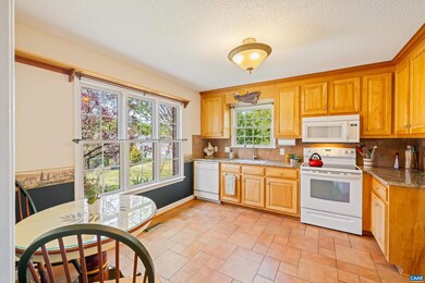 Spacious kitchen w/ granite