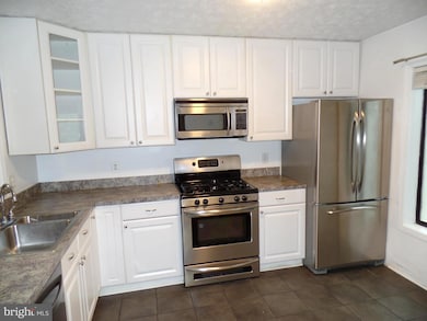 2224 Hunters Run Dr, Reston, VA 20191 - photo 2