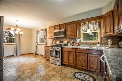 Bright and light eat-in-kitchen