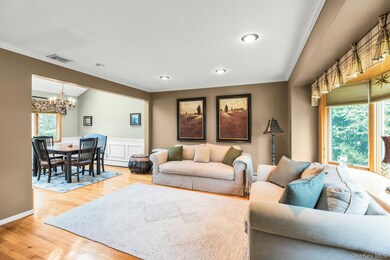 12 Whitebirch Ln, ComMacK, NY 11725 - photo 5