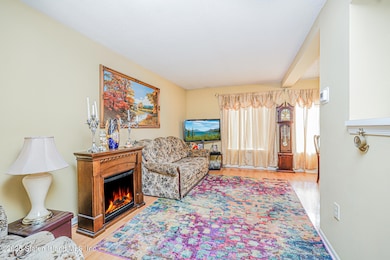 (5) LIVING ROOM