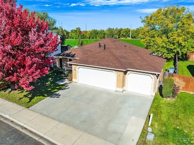 Ranch-style house with roof with shingles, stucco siding, and concrete driveway