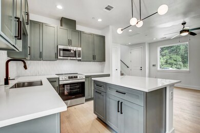 Kitchen with appliances with stainless steel fini
