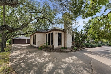 8103 Lake Edge Ct, Houston, TX 77071 - photo 2