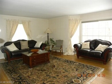 Large living room with spectacular valley views, b