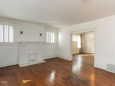 005-1280x960-family-room-with-fireplace