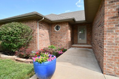 989 W Crestwood