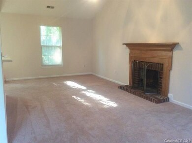 Living Room w Fireplace