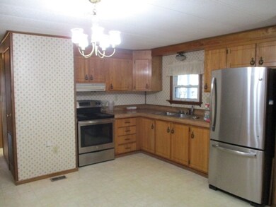 84 Cynthia Cir, Seabrook, NH 03874 - photo 2