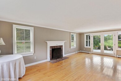 02_33captainMurphysWay_1_LivingRoom_MLSu