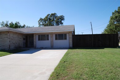 Ranch-style house featuring a front yard