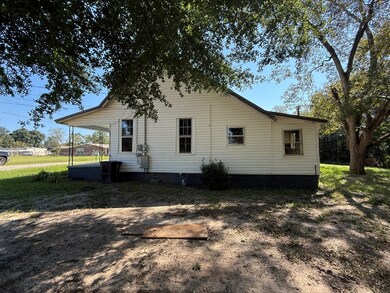 304 Pine St, Brundidge, AL 36010 - photo 7