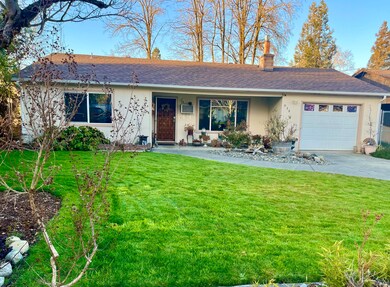 938 SW Mary Ave, Grants Pass, OR 97526 - photo 2