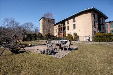 communal yard to use the bbq or firepit