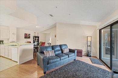 Unit 1421 comes turnkey furnished.