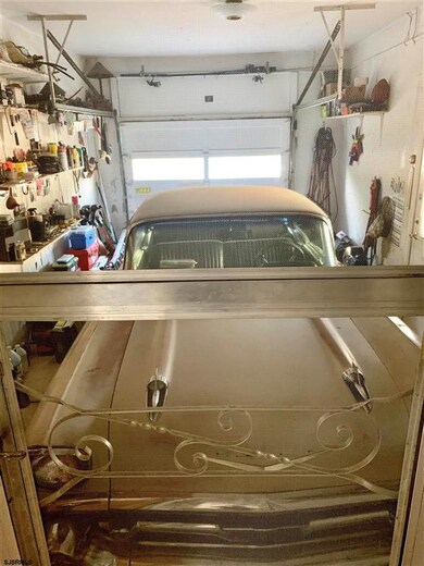 NO THE CAR DOESNT COME WITH THE HOUSE.