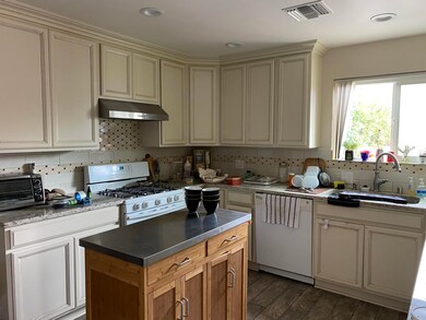 Photo - Klump kitchen