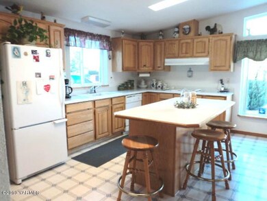 Extra Large Kitchen & Informal Dining