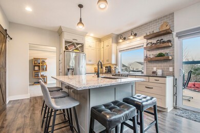 ooooo - look at that kitchen