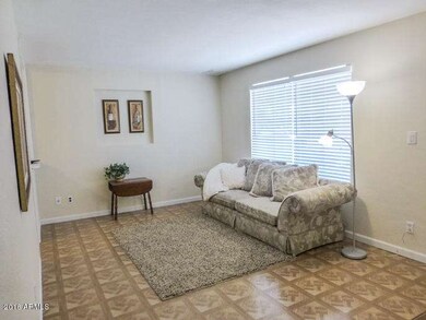2926 W Griswold 005
