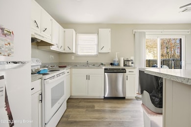 8907 Maplecreek Dr, Louisville, KY 40219 - photo 6