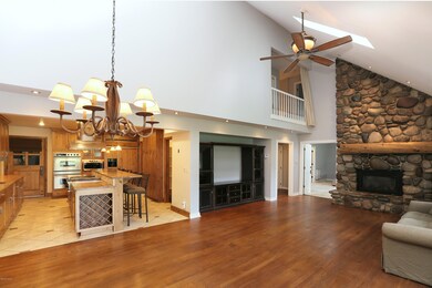 595_stone_creek_unit_b_living_2