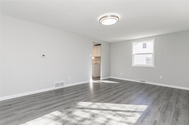 404 Linwood St SW, Cedar Rapids, IA 52404 - photo 4