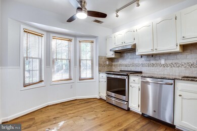 9808 Oakdale Woods Ct, Vienna, VA 22181 - photo 2
