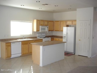 OPEN & BRIGHT KITCHEN W/ ALL APPLIANCES