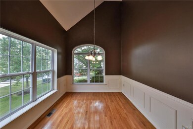 Din Rm with Vaulted Ceiling