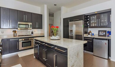 642 W Honeysuckle Dr-large-013-15-Kitche