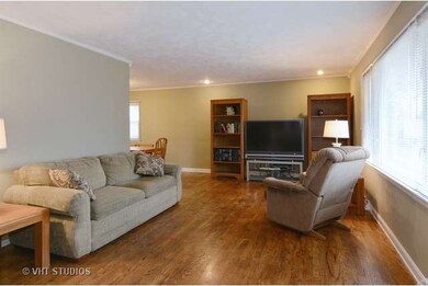 109 Sycamore Dr, Naperville, IL 60540 - photo 2